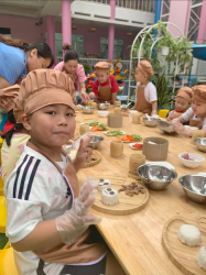 Hình ảnh Bé tập làm nội trợ