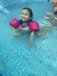 Hình ảnh bé tập bơi