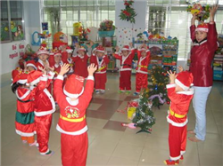 Hình ảnh Bé đón Noel