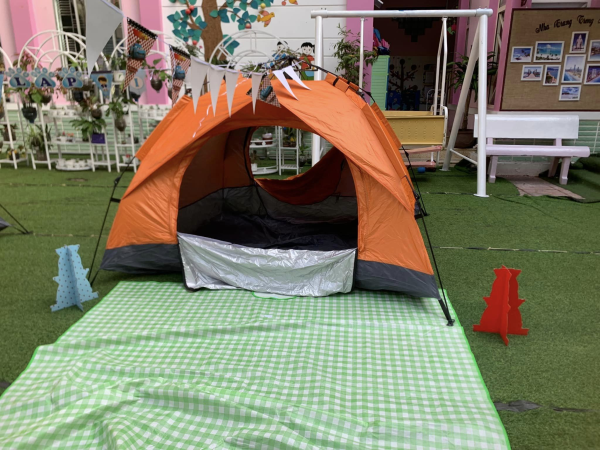 Tổ chức cho các bé 4-5 tuổi cắm trại tạ sân trường