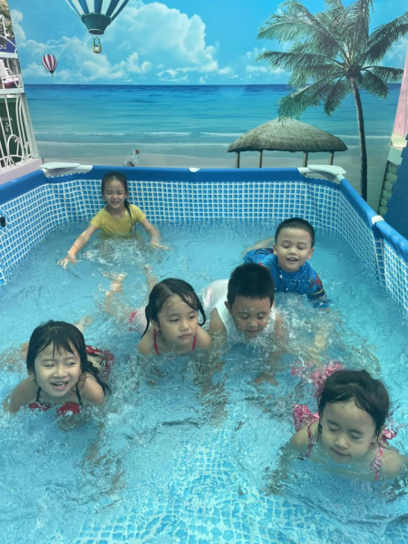 Các bé tắm hồ bơi tại trường Mn Tân Lập 1