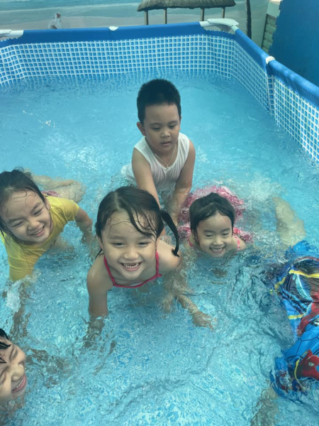 Các bé tắm hồ bơi tại trường Mn Tân Lập 1