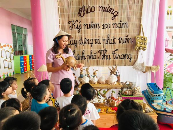 Cô và các bé trường MN Tân Lập 1 chào mừng kỷ niệm 100 năm xây dựng và phát triển TP Nha Trang. 