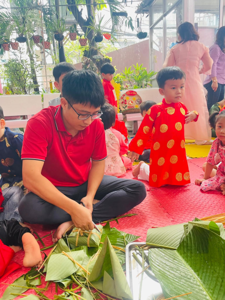 Bé tham gia gói bánh chưng bánh Tét nhân dịp tết Giáp Thìn