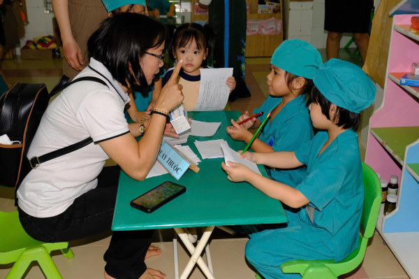 Bé chơi " Tập làm bác sĩ"